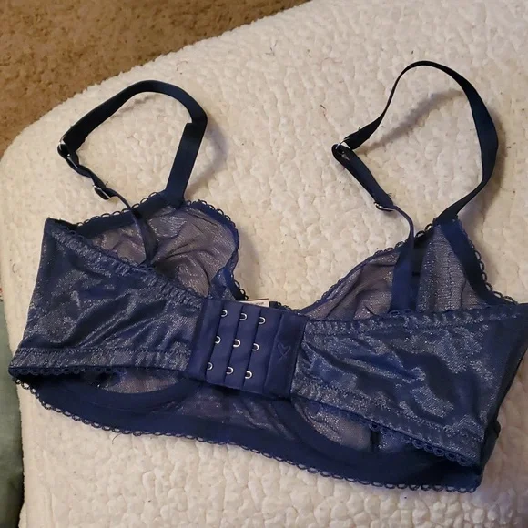 Sheer and shiny, under wire design, barely worn - Picture 3 of 4